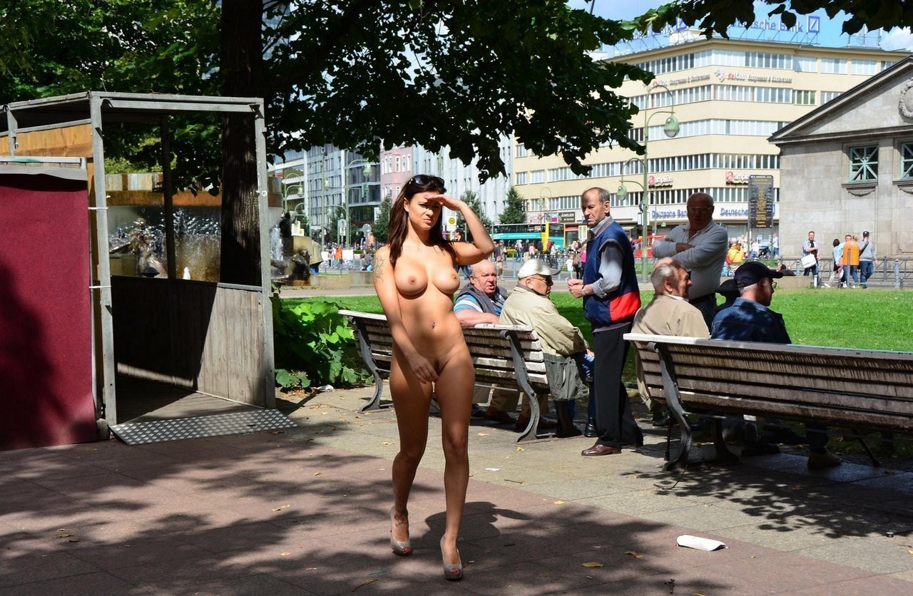 Эксгибиционистка обнажается в общественном парке порно фото