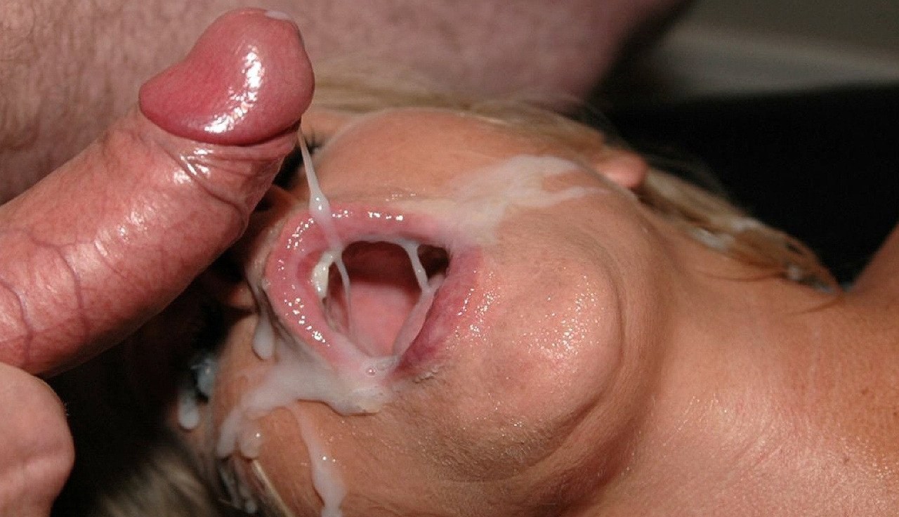 Голубоглазая блондинка получила сперму на губки после анала