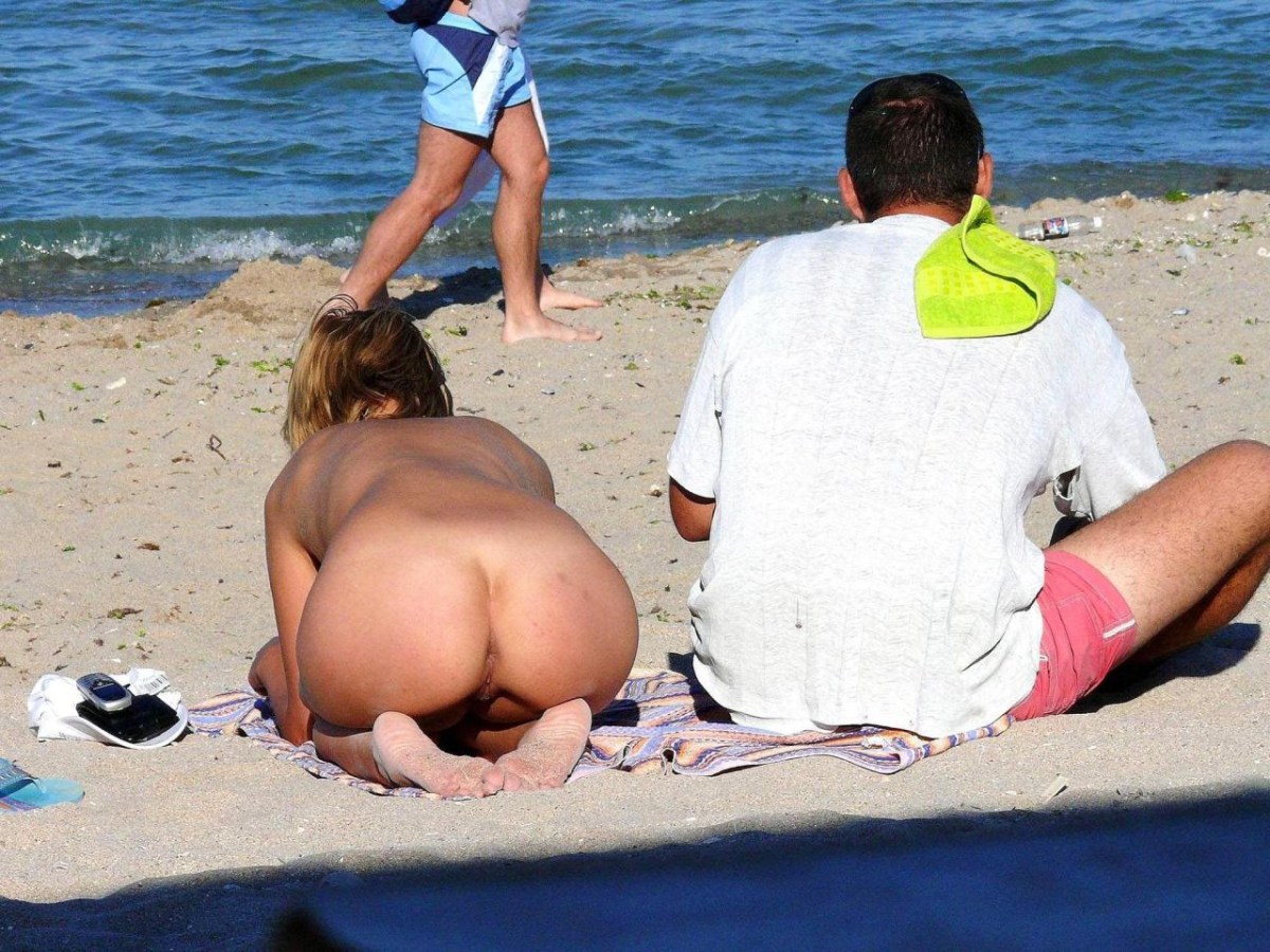 Вуайерист на нудистском пляже снимает обнаженных дам