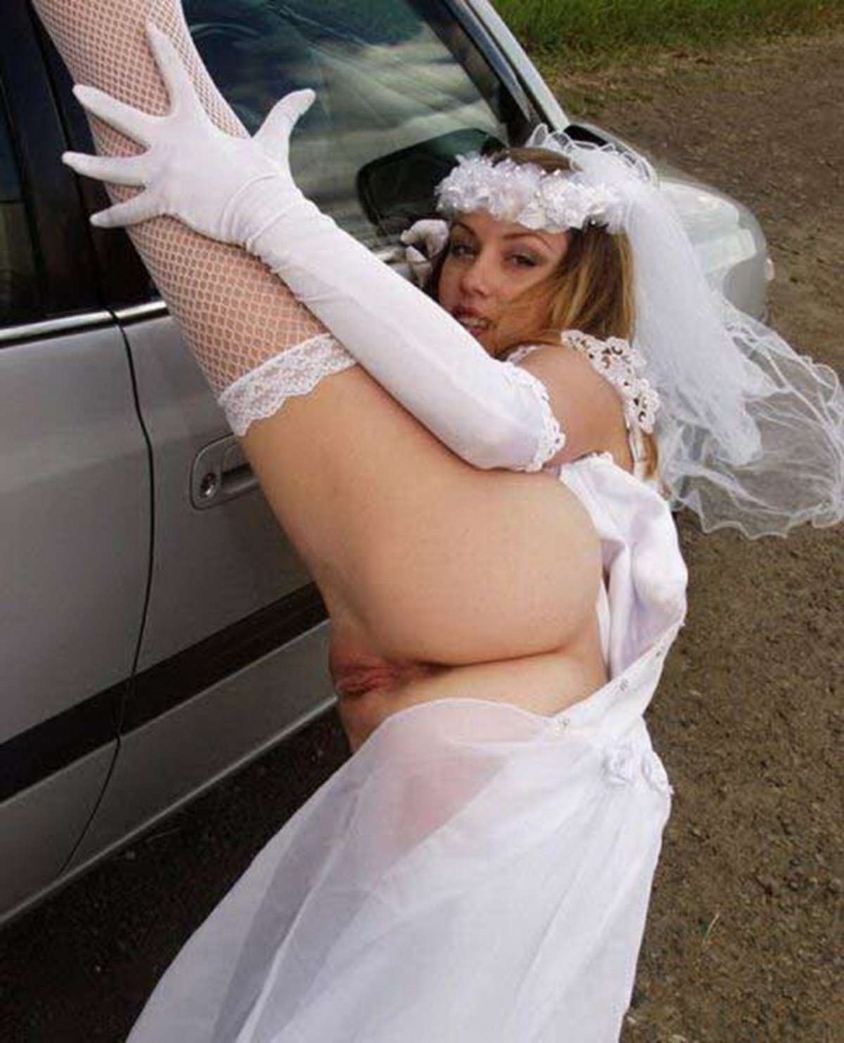 На фото голая невеста подготавливает свою киску