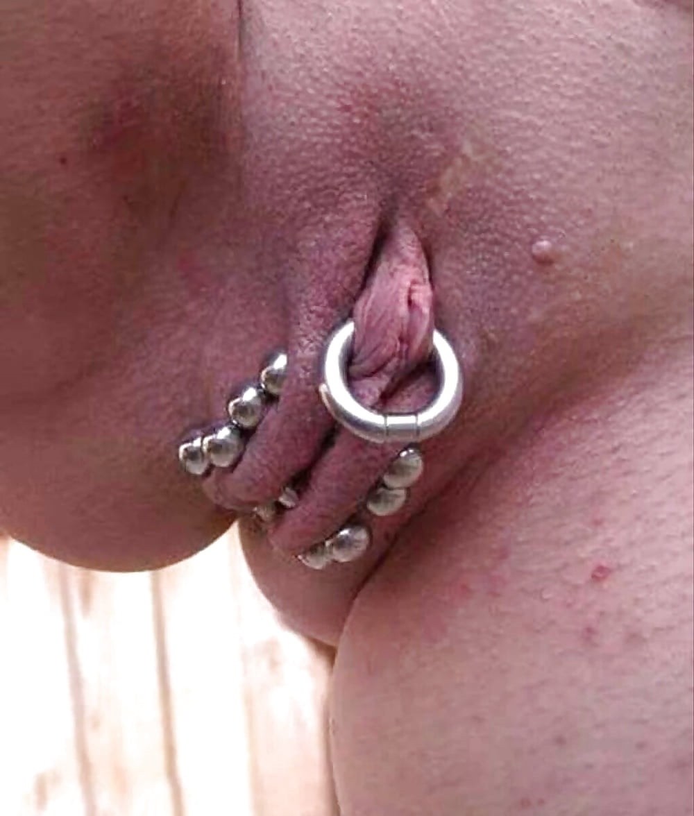 Темные половые губы с пирсингом фото