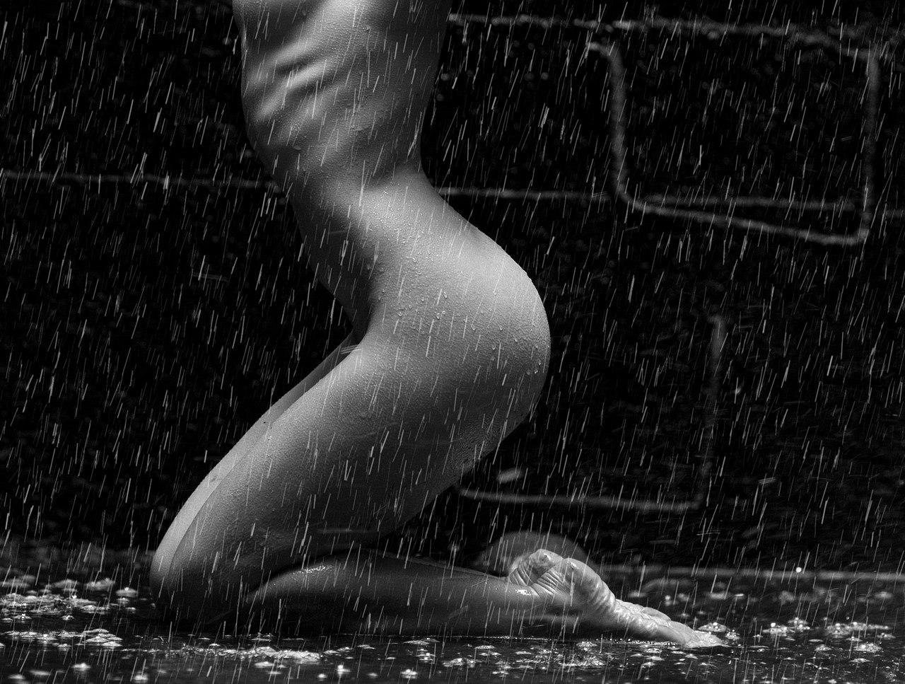 Обнаженная девка бегает под дождем
