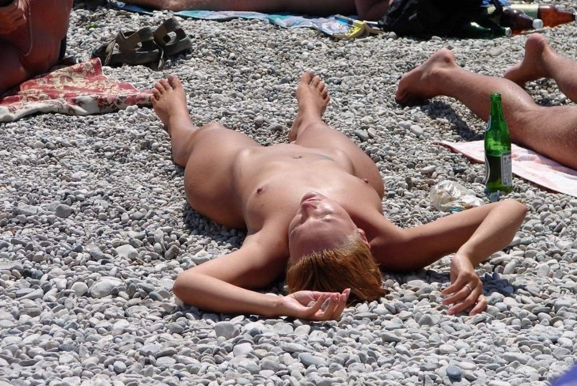 Худенькие сучки загорают голышом на нудистских пляжах