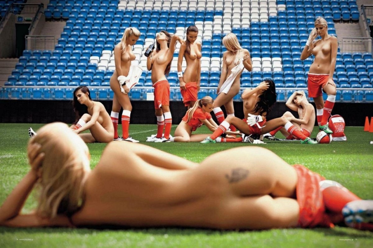 Блондинка топлес показала классные сиськи на футбольном поле
