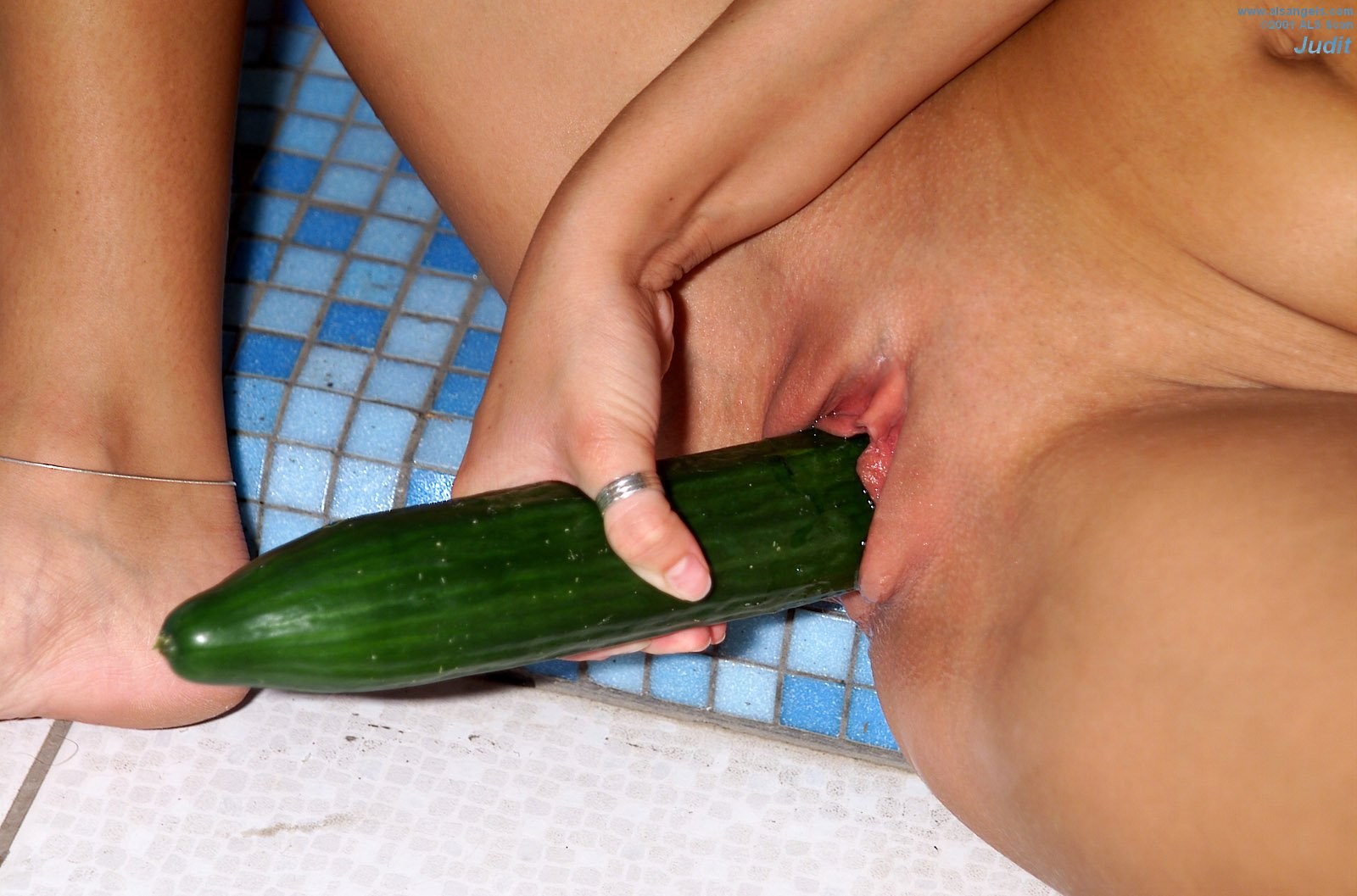 Indian housewife masturbating with cucumber