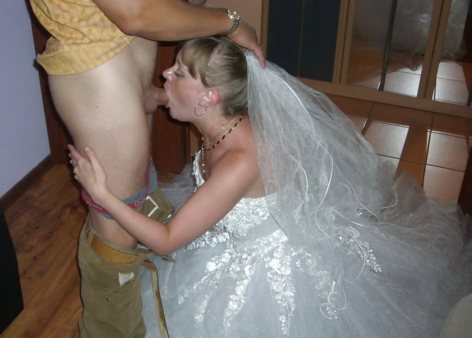 Решила показать сиськи перед свадьбой