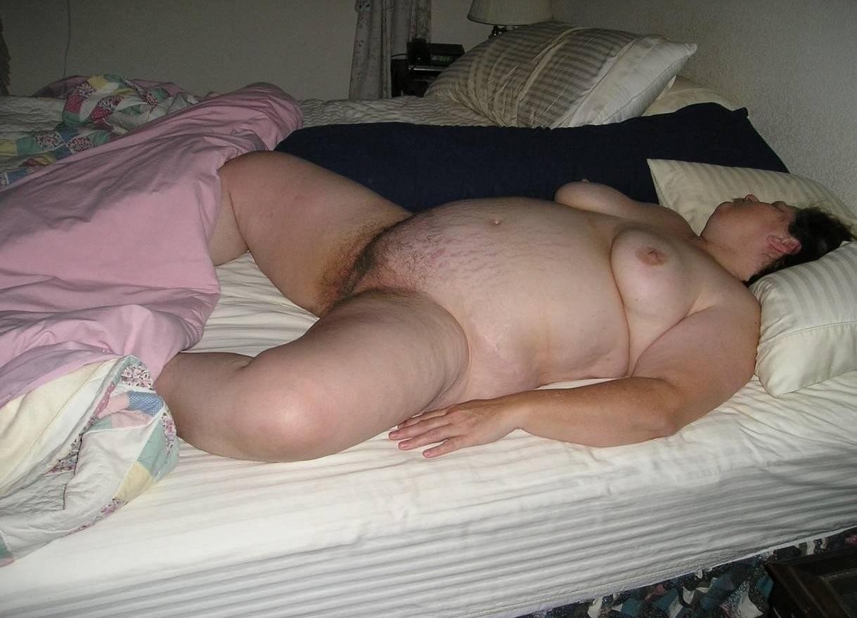 Жена без трусов спит в кровати фото