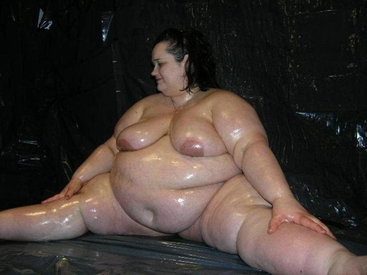 Толстая женщина с обнажённым телом
