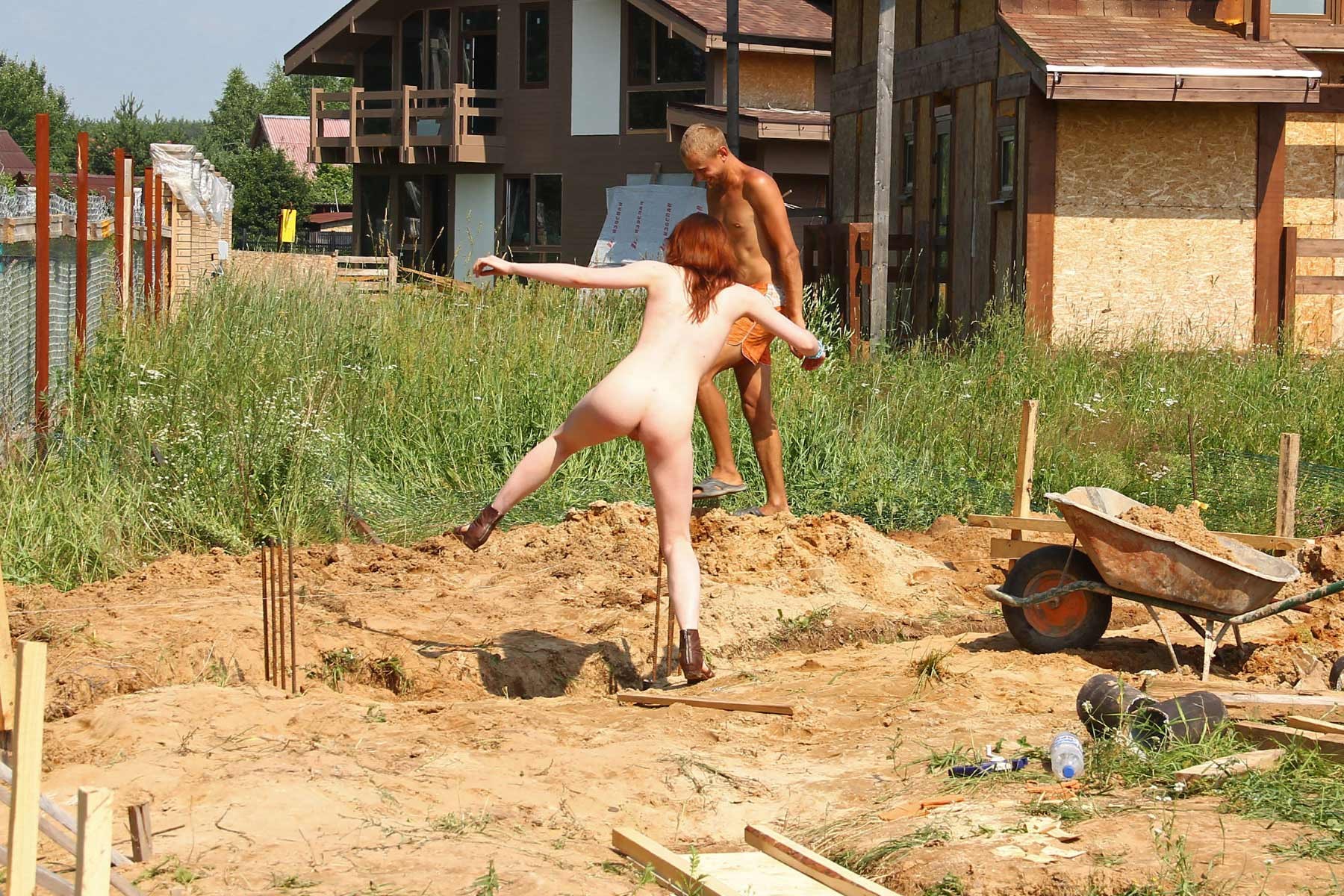 Домохозяйка подметает двор с голой мандой - порно фото