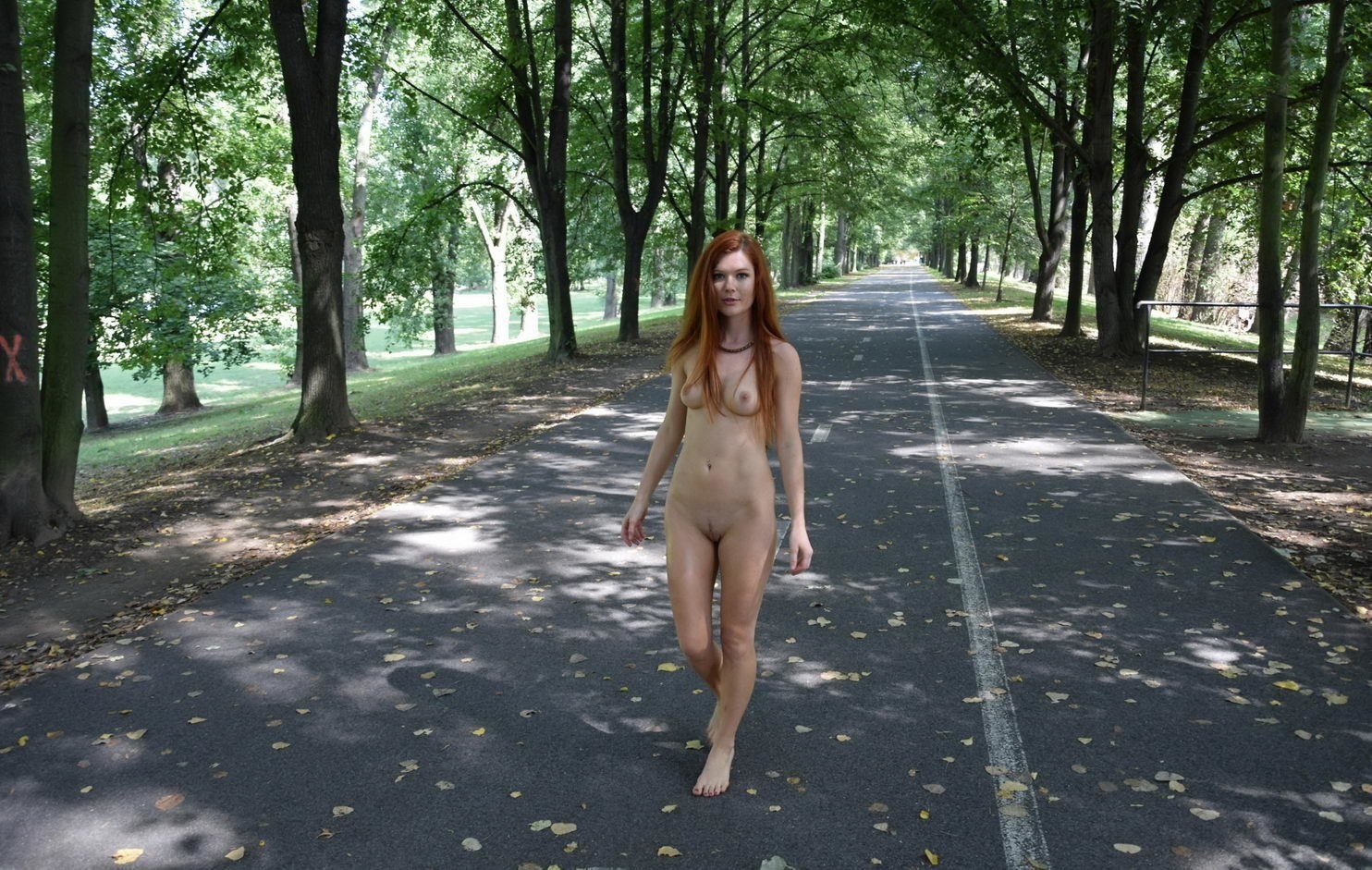 Очаровательная блондинка гуляет по городу без нижнего белья порно фото