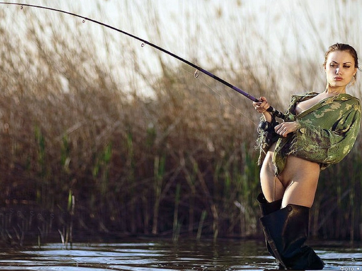 Обнаженные девушки на рыбалке фото
