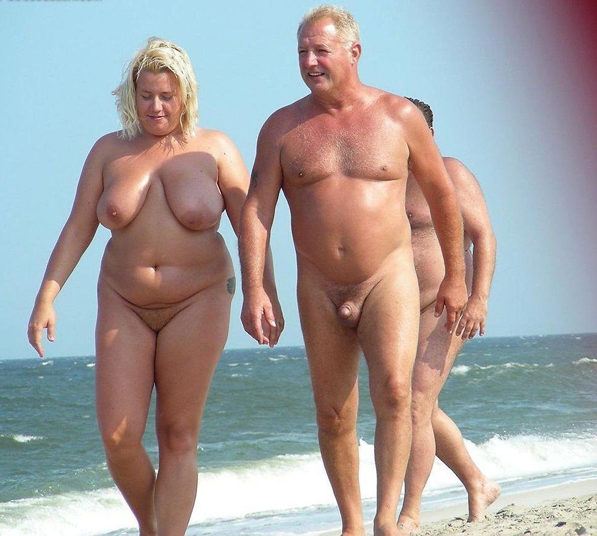 Зрелые нудисты на пляже фото
