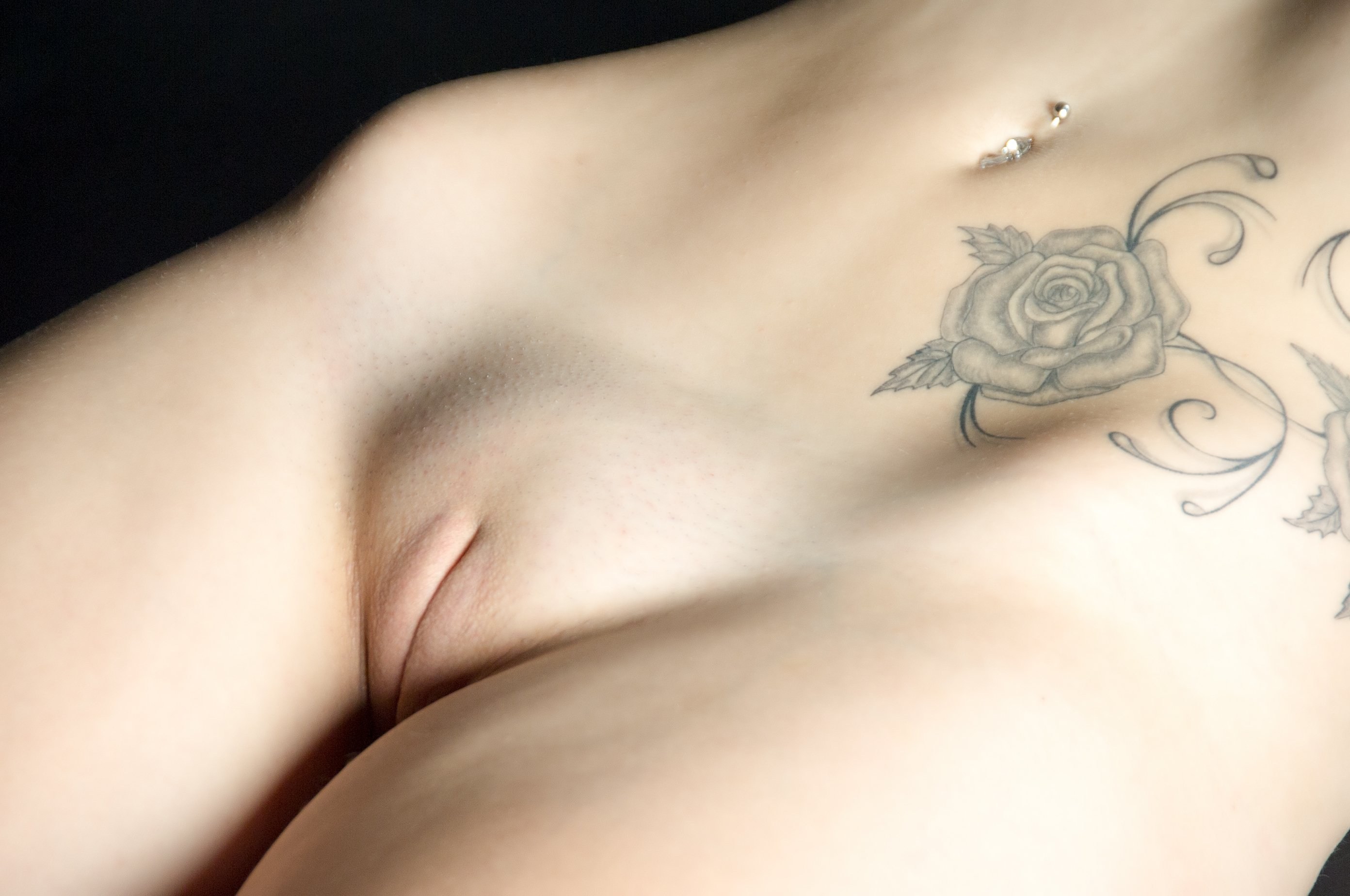 Интимные татуировки худенькой девчонки 20 фото эротики