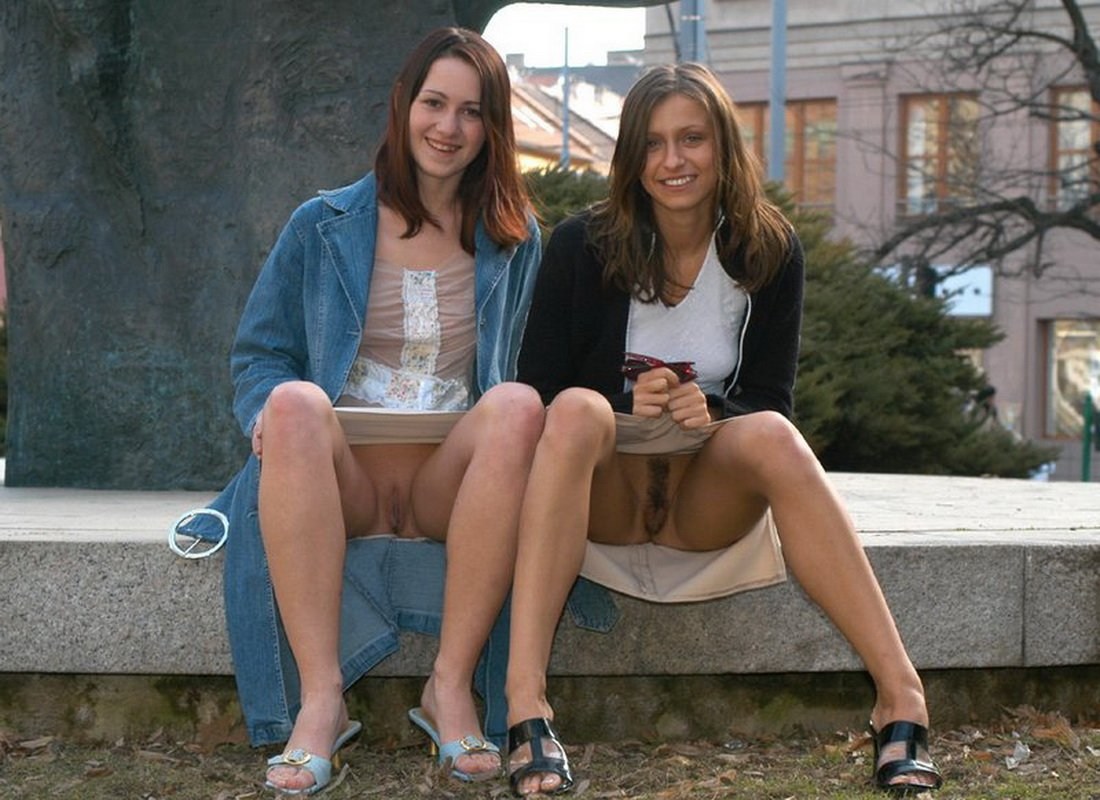 Молодые девки светят бритыми пездами перед камерой - порно фото
