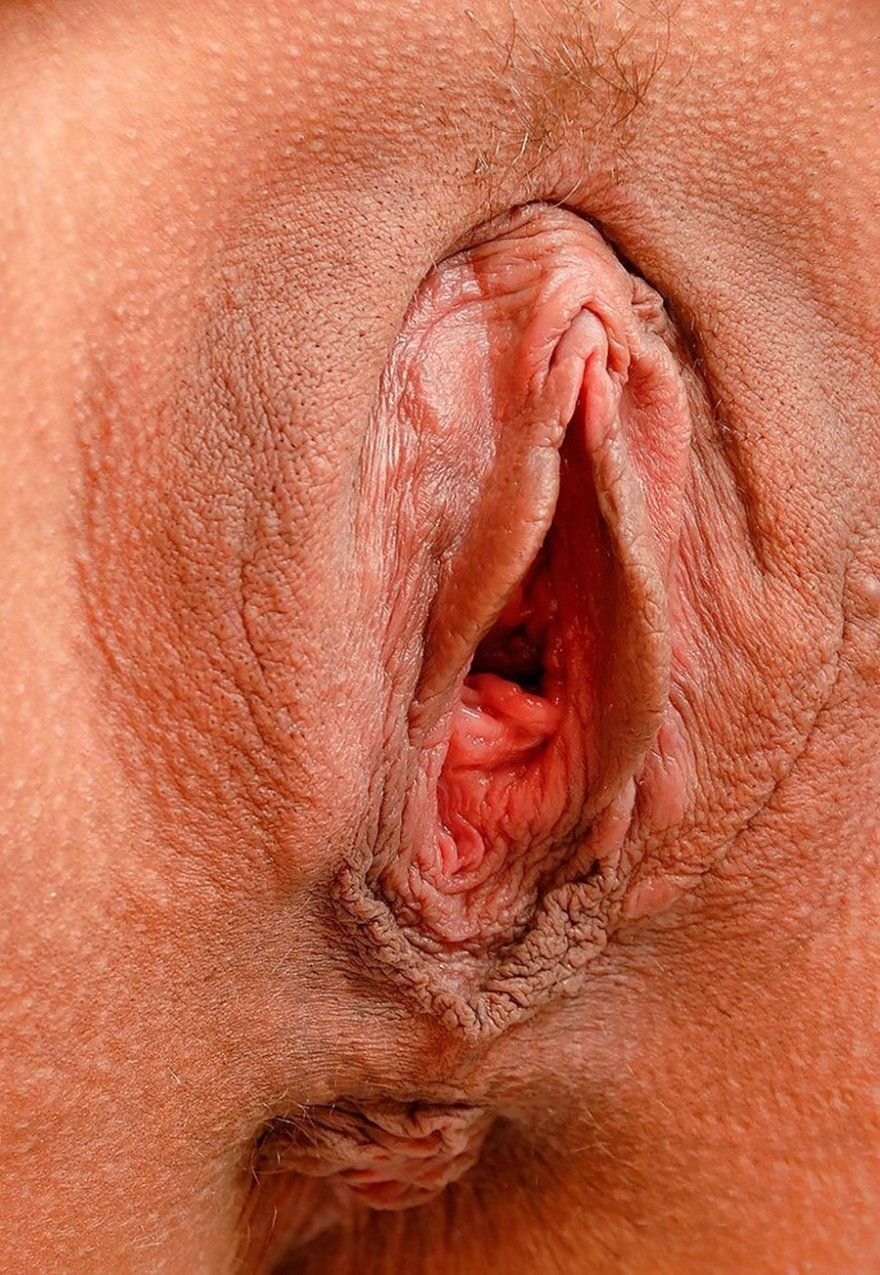 Большая раскрытая женская вагина