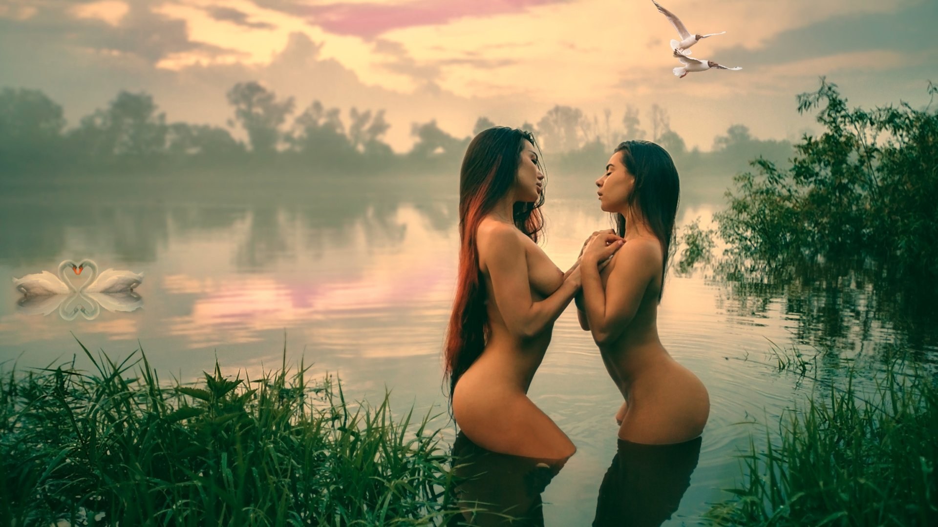 Две голые девушки развлекаются на речке и снимают друг дружку на камеру