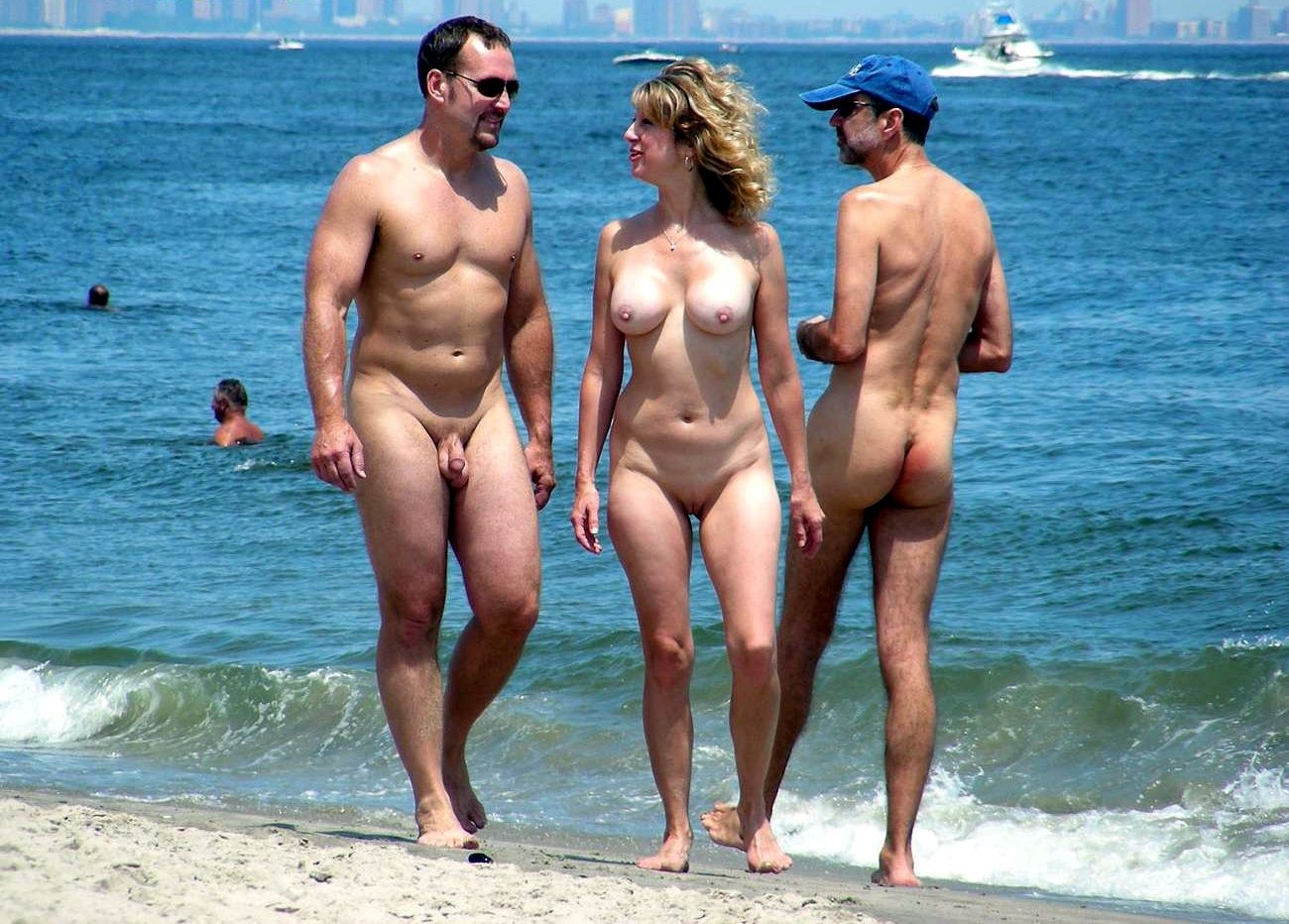 Группа нудистов на пляже фото