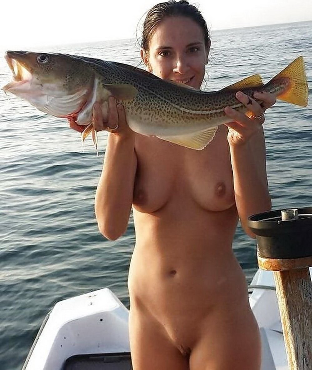 Обнаженные девушки на рыбалке фото