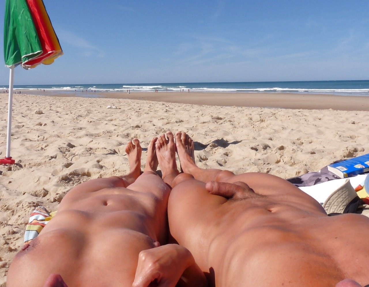 Молодожены загорают голышом на пляже - порно фото