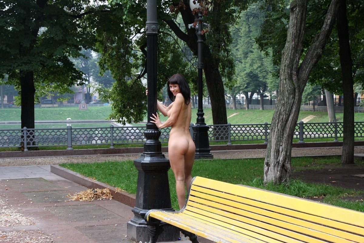 Красивая девушка без трусиков прогуливается по парку и попадает на камеру