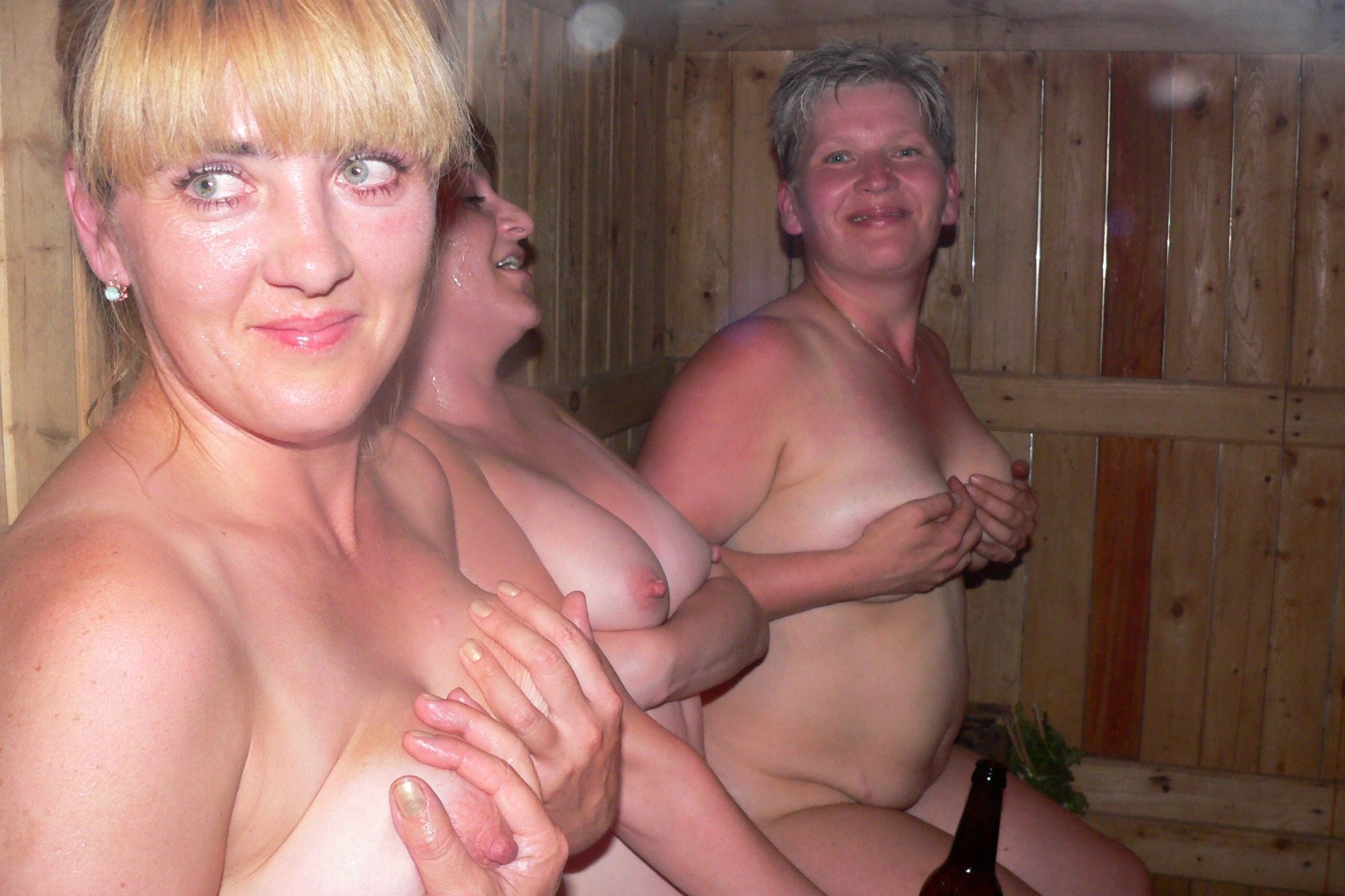 Голые пожилые женщины в бане фото