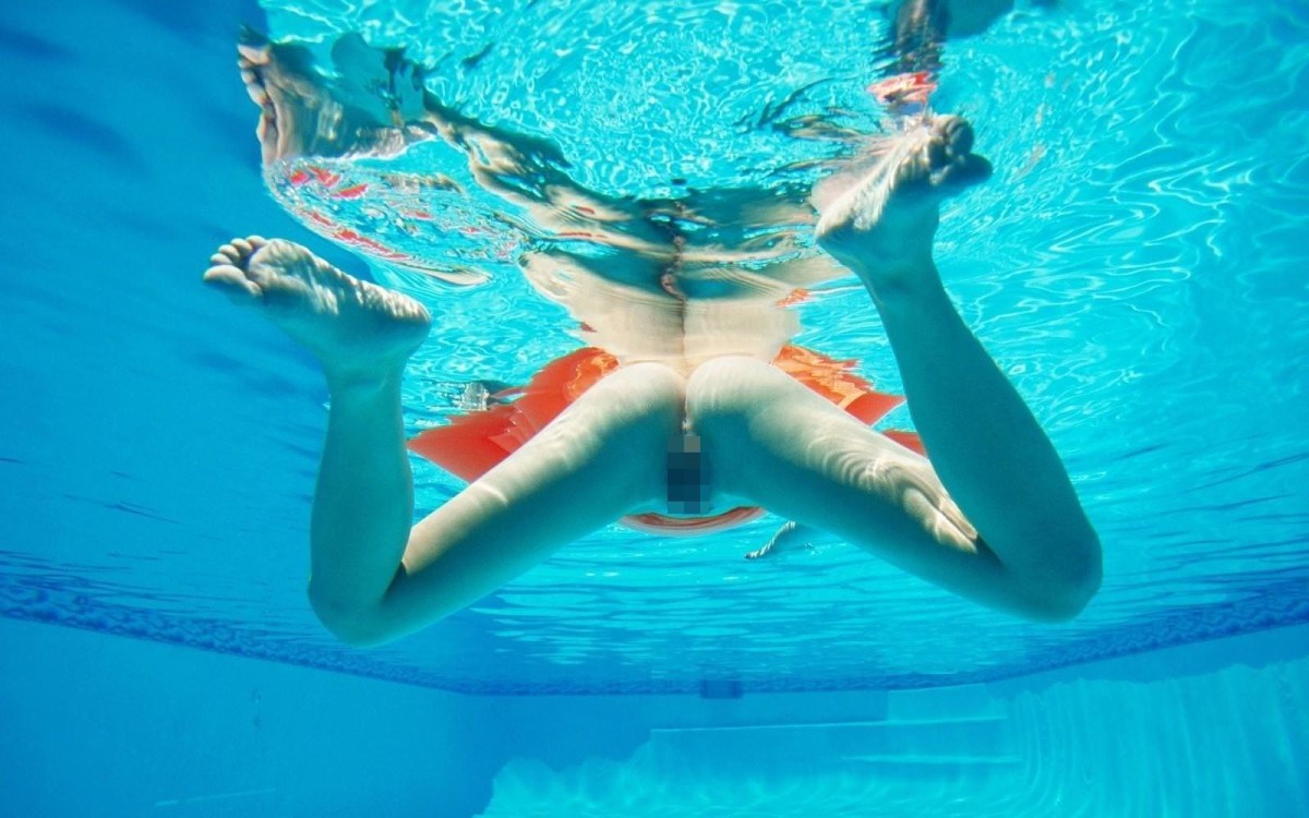 Эротическая фото съёмка в бассейне