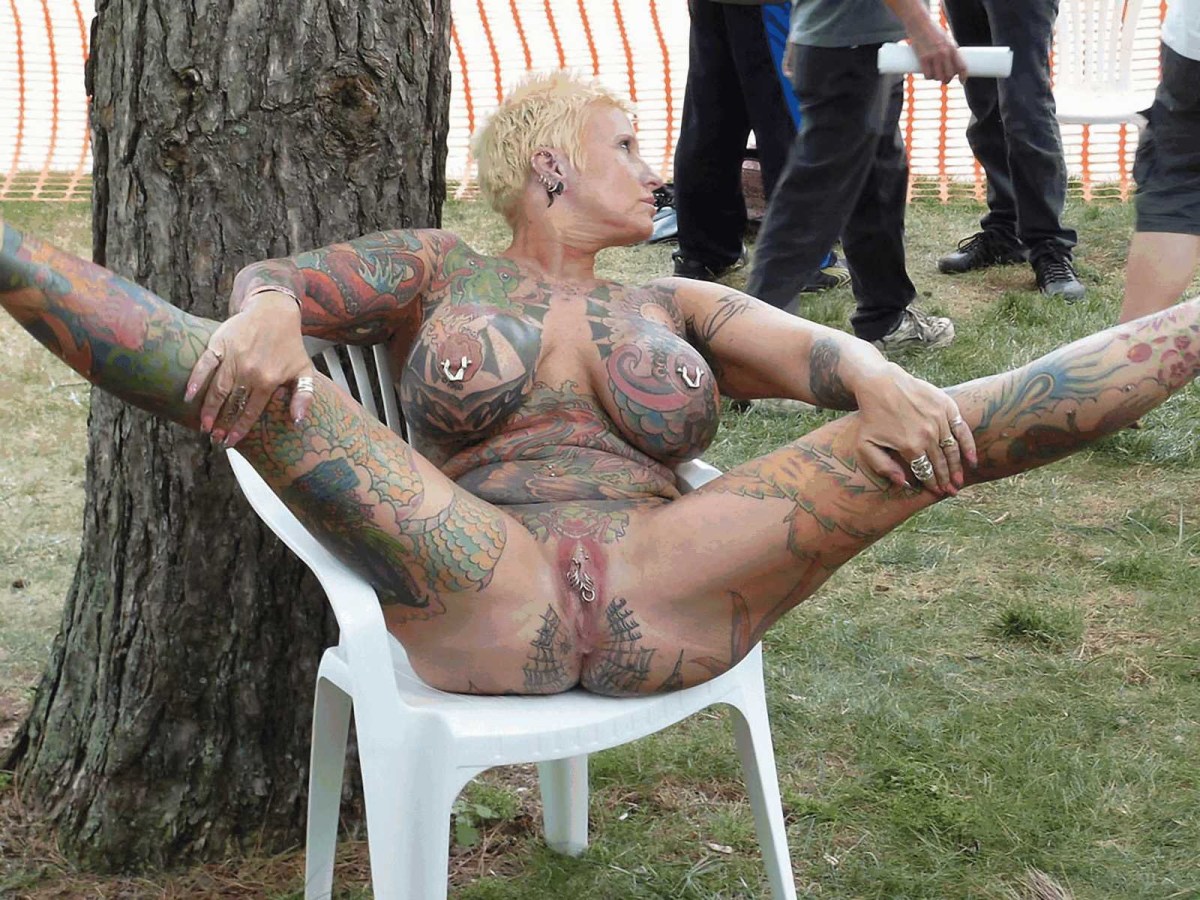 Чертовка с татуировками показывает свои прелести порно фото