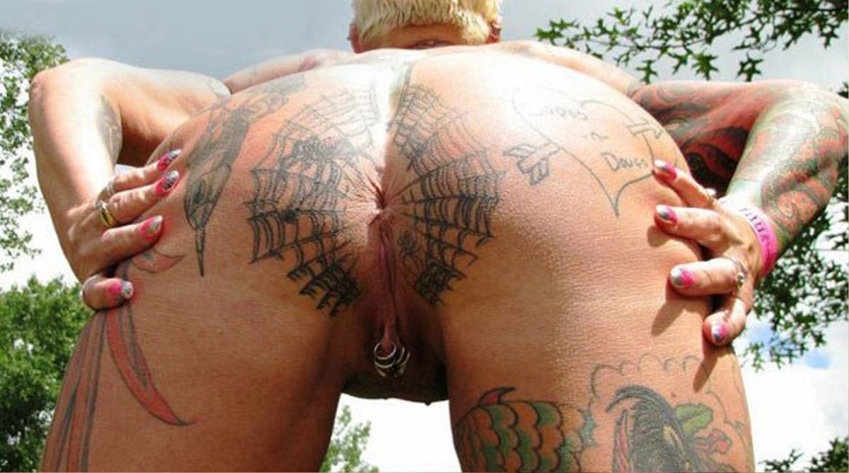 Сексуальная баба с татуировкой на спине дает хахалю в вагину