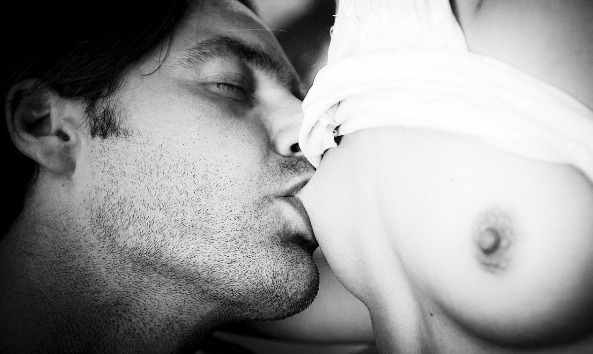 красиво целует грудь (120) фото